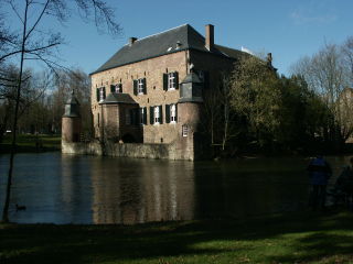 [A photo of 
Kasteel Erenstein that is too dark]