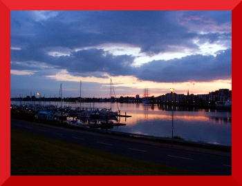 [Photo of Wilhelmshaven with a 
red frame]